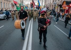 Барабанщик и музыкант с шотландской волынкой