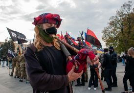 Музыкант с шотландской волынкой