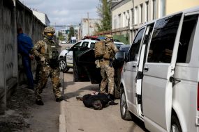 Военнослужащие задерживают одного из террористов