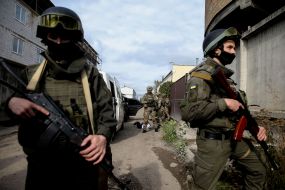 Военнослужащие задерживают одного из террористов