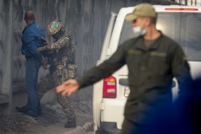 Военнослужащие задерживают одного из террористов