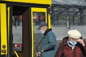 Пассажир заходит в троллейбус