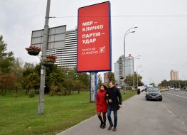 Billboard with agitation