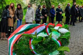 Representatives of the Hungarian national minority during the laying of flowers