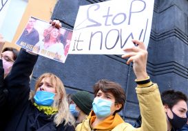 Участники акции солидарности с польскими женщинами