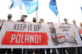 Люди держат плакат