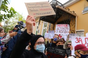 Участники акции солидарности с польскими женщинами