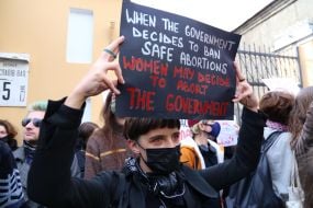 Участники акции солидарности с польскими женщинами