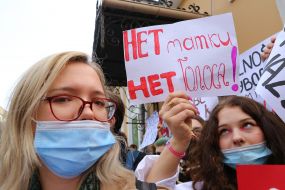 Участники акции солидарности с польскими женщинами