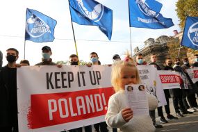 Люди держат плакат