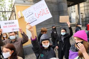 Участники акции солидарности с польскими женщинами