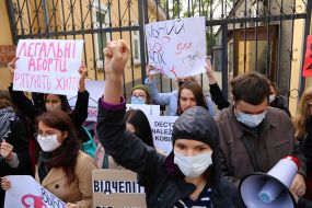 Участники акции солидарности с польскими женщинами