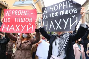 Участники акции солидарности с польскими женщинами