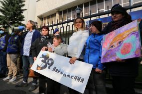 Люди держат плакат