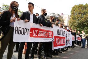 Люди держат плакаты