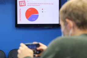 Proceedings of the press conference on the screen