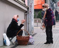 Женщина продает грибы