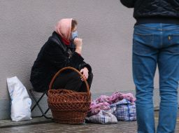 Женщина продает грибы