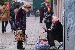 Женщина продает грибы