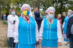 Women in traditional Ukrainian costumes