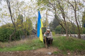 A man holds the flag of Ukraine