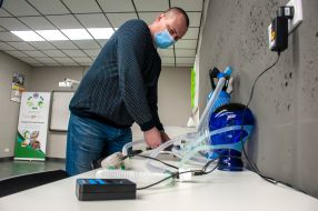 Apparatus for non-invasive artificial lung ventilation