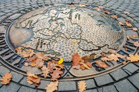 Oak leaves at a sign of distance to the capitals of the world in Kharkov