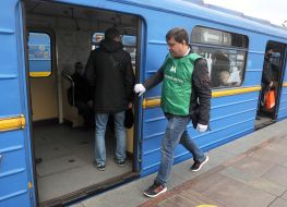Maxim Derbenev enter the subway car