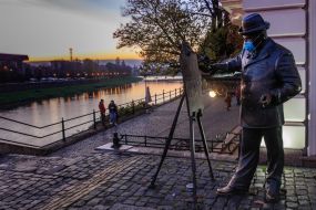 Пам'ятник художнику Ігнатію Рошковичу у захисній масці