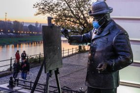 Monument to the artist Ignatiy Roshkovych in a protective mask