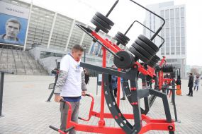 The teenager trains on the street exercise machine in the territory of the Open sports space of NSC "Olympic"