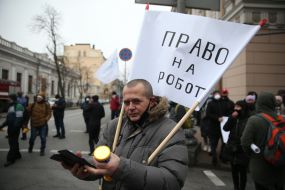 Учасник акції тримає плакат з написом «Право на працю!»
