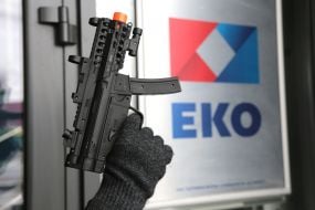 Учасники Руху «Українська Дія» принесли символічний автомат до центрального офісу Товариства «ЕКО»