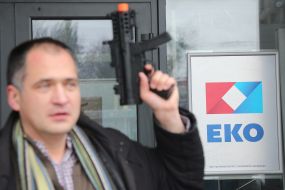 Учасники Руху «Українська Дія» принесли символічний автомат до центрального офісу Товариства «ЕКО»