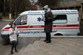 Автомобили скорой помощи перевозят в районные больницы приобретенные Харьковской обладминистрацией кислородные концентраторы