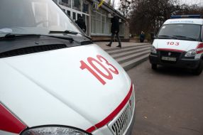 Автомобили скорой помощи перевозят в районные больницы приобретенные Харьковской обладминистрацией кислородные концентраторы