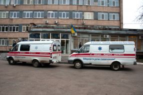 Автомобили скорой помощи перевозят в районные больницы приобретенные Харьковской обладминистрацией кислородные концентраторы