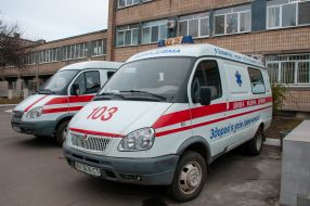 Автомобили скорой помощи перевозят в районные больницы приобретенные Харьковской обладминистрацией кислородные концентраторы