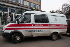 Автомобили скорой помощи перевозят в районные больницы приобретенные Харьковской обладминистрацией кислородные концентраторы