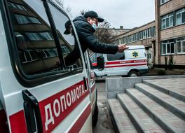 Автомобили скорой помощи перевозят в районные больницы приобретенные Харьковской обладминистрацией кислородные концентраторы