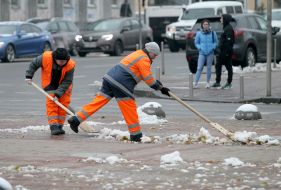 Работники коммунального хозяйства убирают снег
