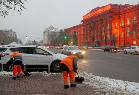 Работники коммунального хозяйства убирают снег