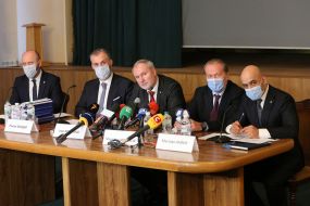 Press briefing participants