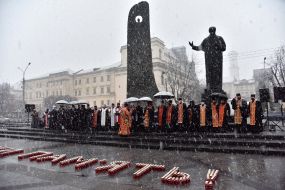 Выложенные в форме слова "Память!" лампадки