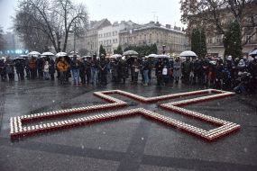 Выложенные в форме креста лампадки