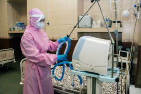 Physician near the oxygen concentrator