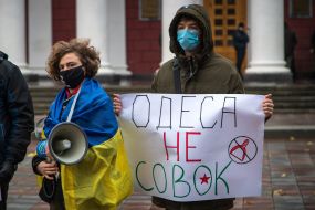 Участники акции в медицинских масках