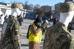 Mannequins in women's military uniform