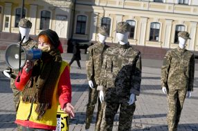 Mannequins in women's military uniform