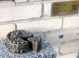 Mini-sculpture "Kiev cake"